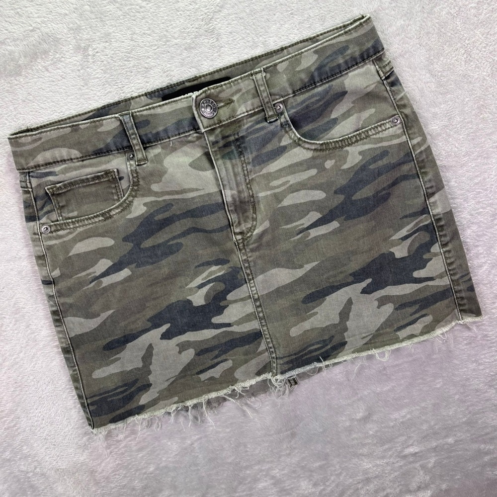 Express Women Mini Skirt Size 8 Green Camo Raw Hem Stretch Denim Alternative